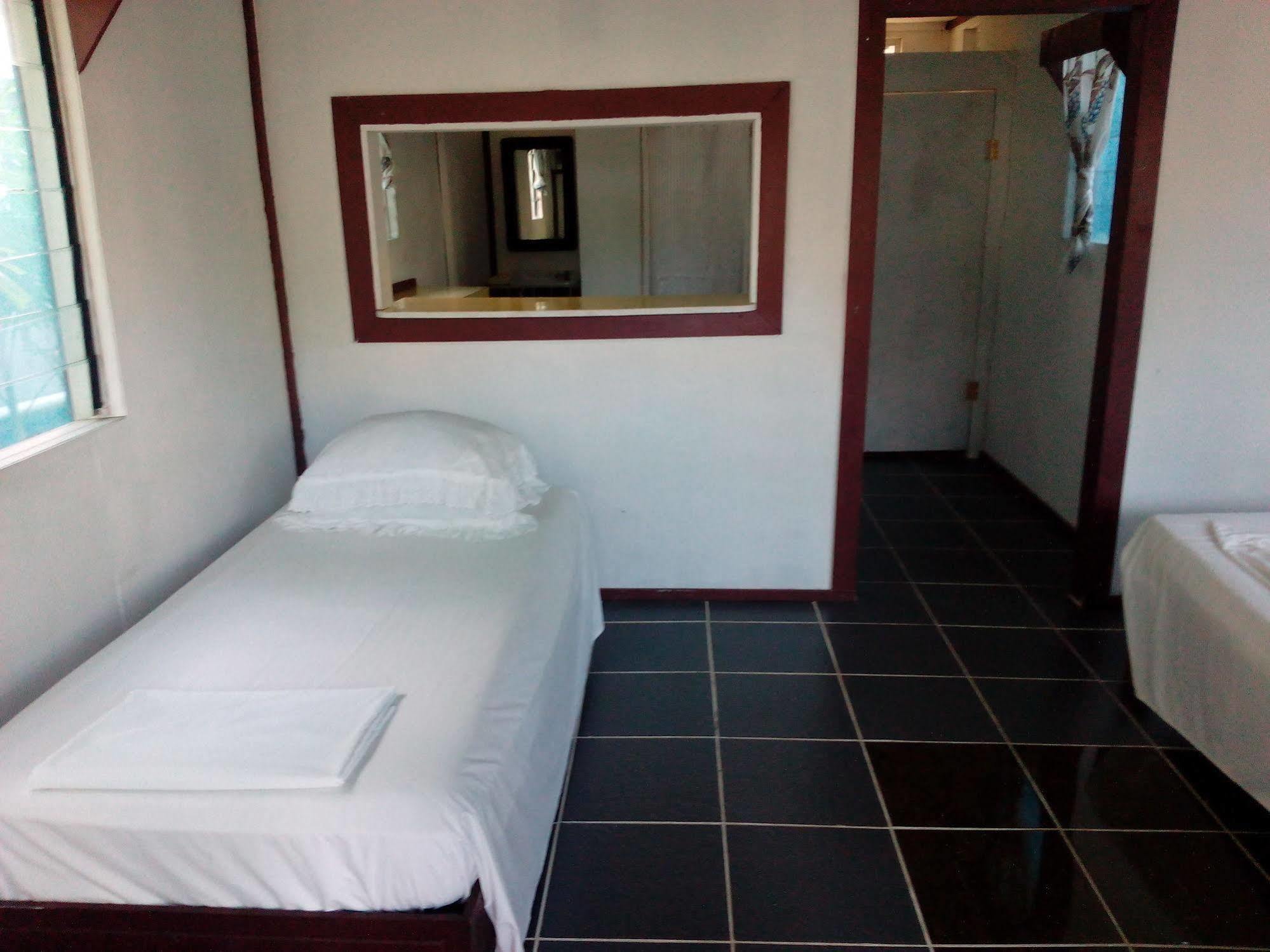 Vacations Beach Fale Hotel Manase Екстериор снимка