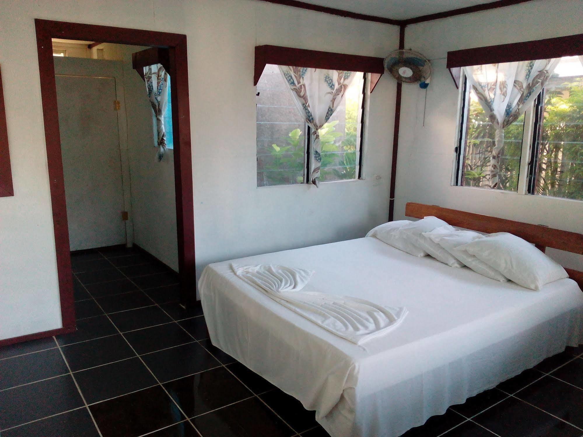 Vacations Beach Fale Hotel Manase Екстериор снимка